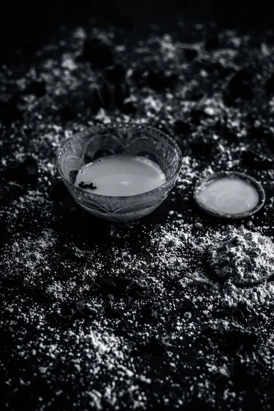 Nohut unu bal ve gül suyu ile yakın çekim