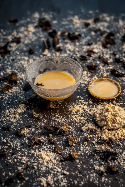 Nohut unu bal ve gül suyu ile yakın çekim