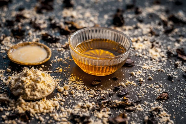 在小碗里关闭蜂蜜 在桌子上吃干香料 — 图库照片