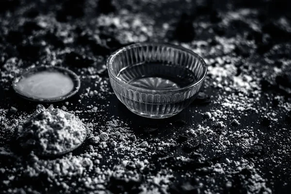 Bal küçük kase ve masada kuru baharat yakın çekim