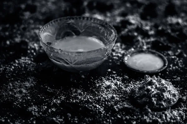 Bal ve baharat masada küçük kase