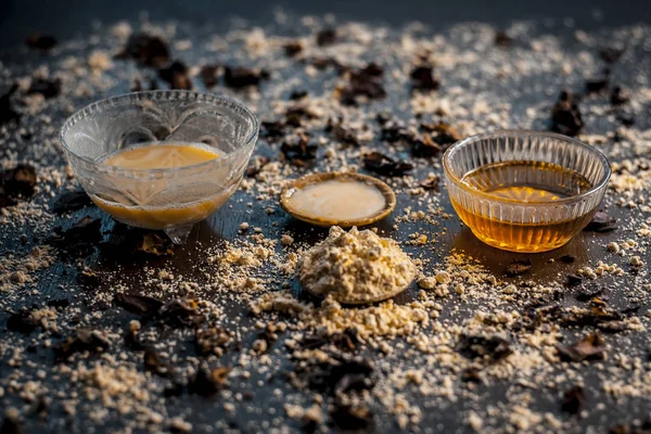 Nohut unu bal ve kahverengi zemin üzerine gül suyu ile