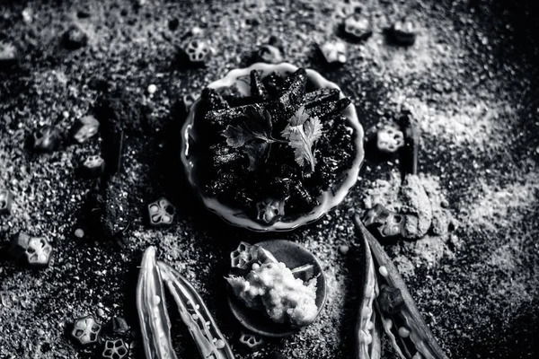 Popüler Hint Brunch yemek bharli bindi baharatlar ile 