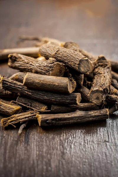 Bir meyan köküne ahşap yüzeyine yakın çekim