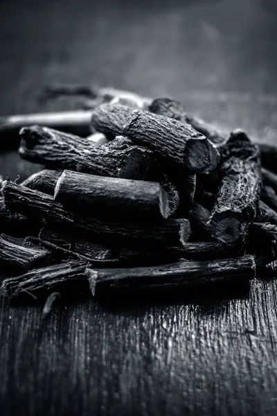 Bir Ayurveda meyan köküne ahşap masa üzerinde Kapat