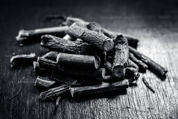 Bir Ayurveda meyan köküne ahşap masa üzerinde Kapat