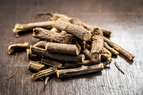 Bir meyan köküne ahşap yüzeyine yakın çekim