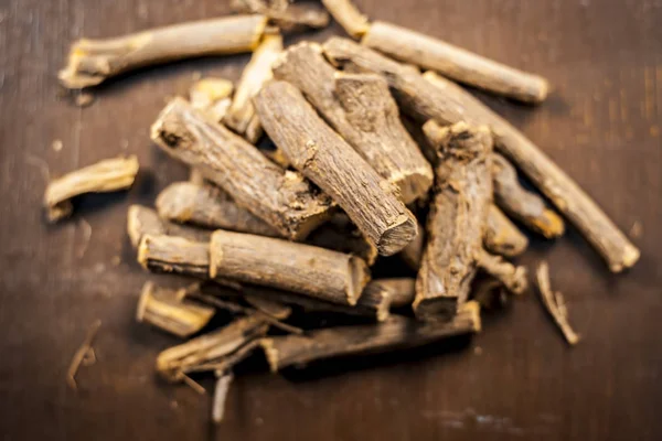 Bir meyan köküne ahşap yüzeyine yakın çekim