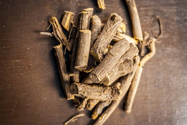 Bir meyan köküne ahşap yüzeyine yakın çekim