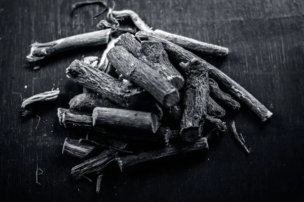 Ayurveda meyan kökü kökleri ve ahşap masa üzerindeki fişlere yakın