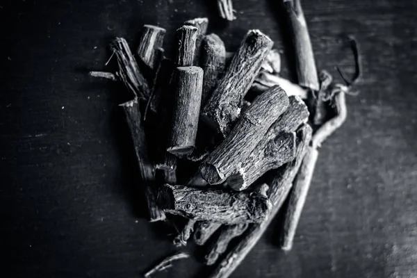 Bir Ayurveda meyan köküne ahşap masa üzerinde Kapat