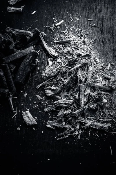 Ayurveda meyan kökü kökleri ve ahşap masa üzerindeki fişlere yakın