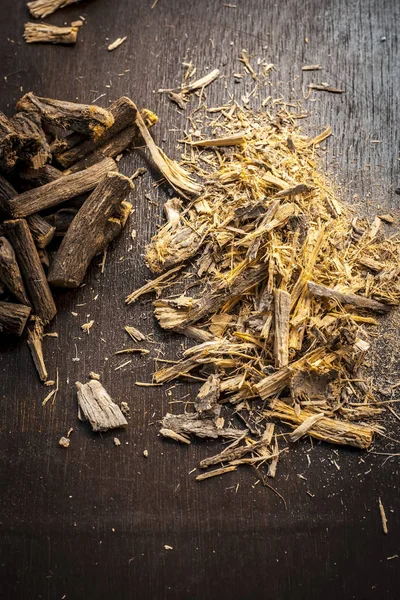 bir ahşap masa üzerinde meyan köküne yakın çekim