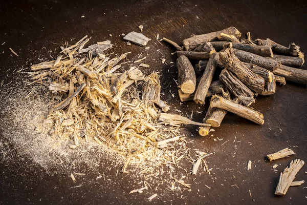 Ayurveda meyan kökü kökleri koyu ahşap masa üzerinde
