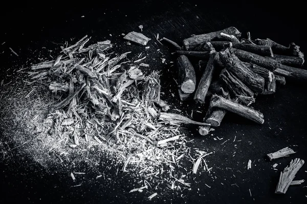 Ayurvedische Süßholzwurzeln Und Chips Auf Dunklem Holztisch — Stockfoto