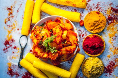 Hint geleneksel çanak Teekha Laal Soliman.rwash baharatlar ile üstten görünüm