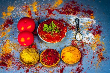 Hint popüler domates chutney malzemelerle üstten görünüm 