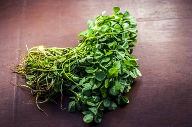 Ahşap arka plan üzerinde taze Çemen, yakın çekim