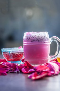 Geleneksel Hint içki Kemalpaşa Shake gül yaprakları ve ballı