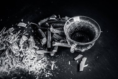 Meyan kökü kökleri üzerinde ahşap arka plan ile çay kapatır