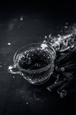 Meyan kökü kökleri ile bitkisel içecek fincan