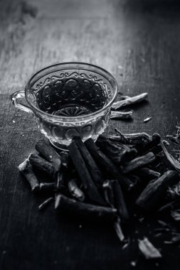 Ayurvedik bitkisel içki meyankökü kökleri ile fincan