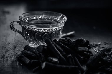 Ayurvedik bitkisel içki meyankökü kökleri ile fincan