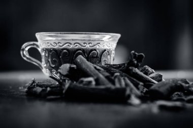 Ayurvedik bitkisel içki meyankökü kökleri ile fincan