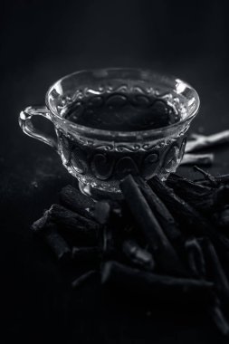 Ayurvedik bitkisel içki meyankökü kökleri ile fincan