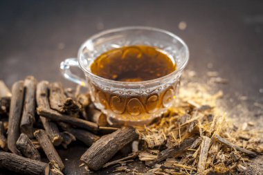 Ayurvedik bitkisel içki meyankökü kökleri ile fincan