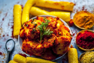 Baharat gümüş yüzeyi ile Hint yemek Teekha Laal Soliman.rwash