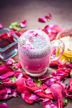 Geleneksel Hint soğuk Kemalpaşa Shake gül yaprakları ile içki