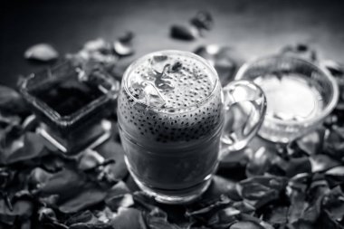 Geleneksel Hint soğuk Kemalpaşa Shake gül yaprakları ile içki