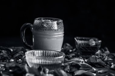 Hint popüler içecek Kemalpaşa Shake bal ve gül yaprakları ile