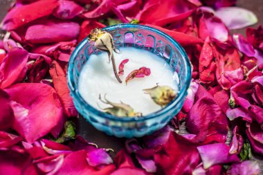 Süt krem pembe gül yaprakları üzerinde yüz için kase