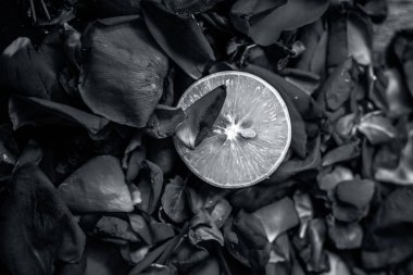 Gül yaprakları taze dilimlenmiş limon yakın çekim