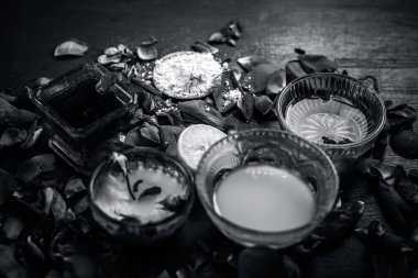 Gül suyu ve bal ile Ayurvedik bitkisel yüz maskesi