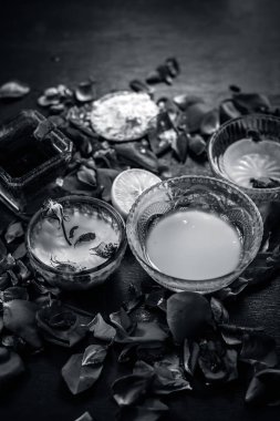 Gül suyu ve bal ile Ayurvedik bitkisel yüz maskesi