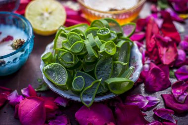 Aloe vera ve ballı bitkisel yüz maskesi için malzemeler