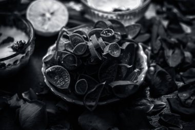 Doğal yüz maskesi ile aloe vera ve baharat için malzemeler