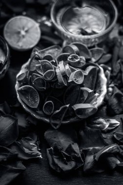 Aloe vera ve ballı bitkisel yüz maskesi için malzemeler