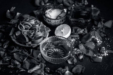 Aloe vera ve ballı bitkisel yüz maskesi için malzemeler