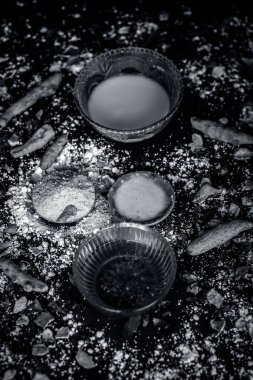 Farklı Ayurveda baharatlar yakın çekim ve masaya bal