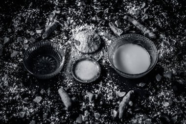 Farklı Ayurveda baharatlar yakın çekim ve masaya bal