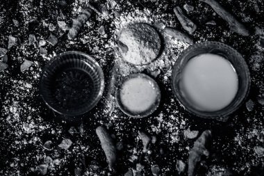 Farklı Ayurveda baharatlar yakın çekim ve masaya bal