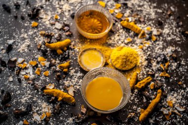 Bal ve farklı Ayurveda baharat masada nohut unu