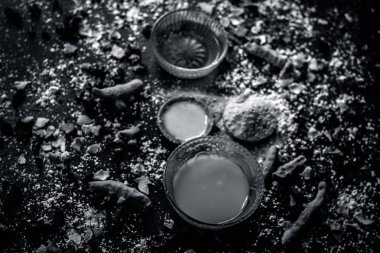 Farklı Ayurveda baharatlar yakın çekim ve masaya bal