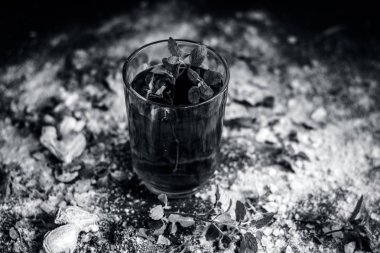 Ayurvedik bitkisel içki fesleğen ve zencefil tozu ile yakın çekim