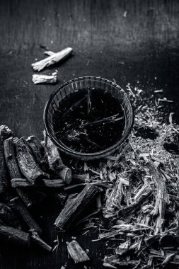 Meyan kökü kökleri tabloda çay