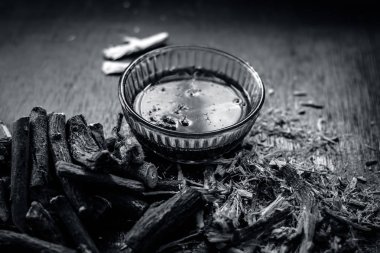 Meyan kökü kökleri tabloda çay